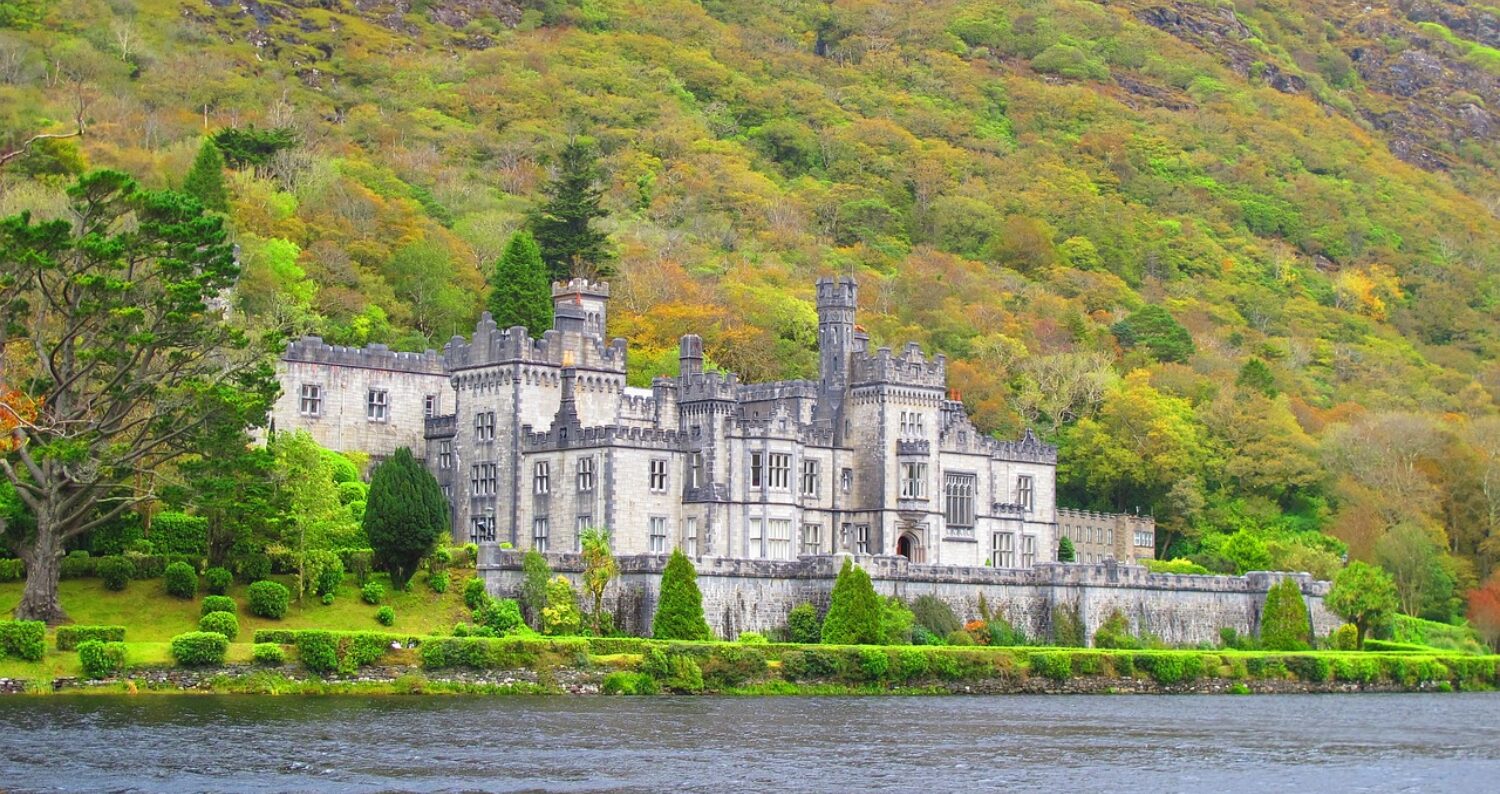 Castle by the sea 122804 1280