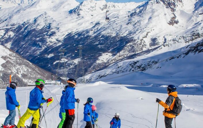 Group Skiing Saas Fee